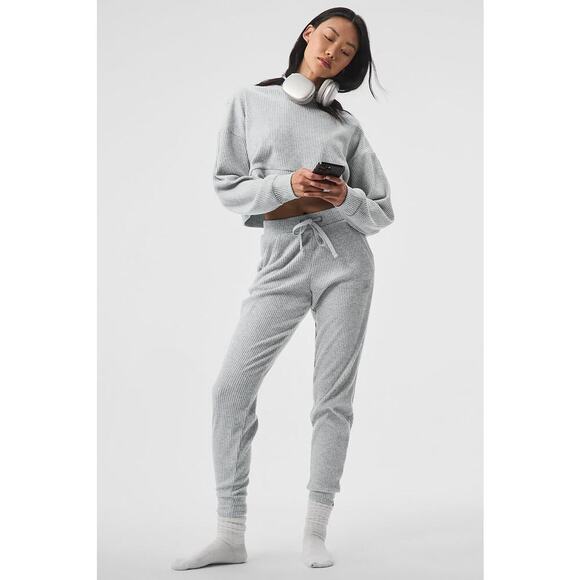Alo Yoga Women’s Heather Grey Muse Ribbed Sweatpant/Jogger - Picture 6 of 16